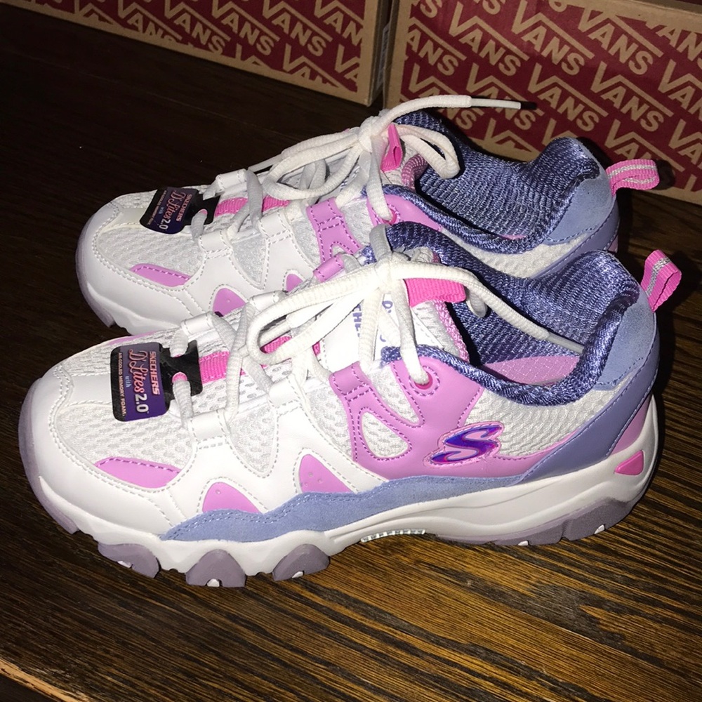 SKECHERS D’LITES 2.0 KIDS SIZE 2.5/T-SHIRT DEAL